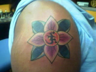 tatuaje de mantra indú en la flor de loto