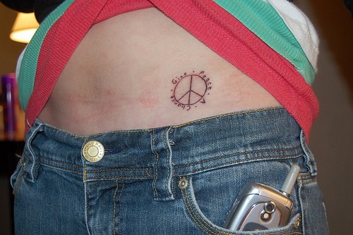 Tatuaje en la cadera, signo circular diminuto