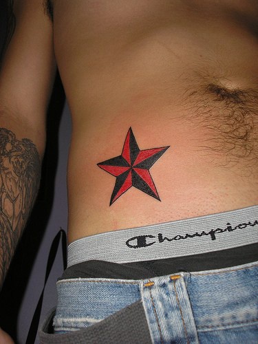 La stella rossa nera tatuata sulla pancia
