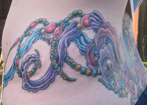 Tatuaje en la cadera, сollar largo de muchos colores