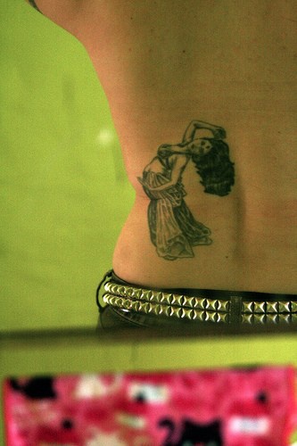 Tatuaje en la cadera, bailarina en una falda larga