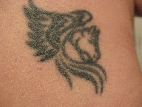 Design Tattoo von Pferdekopf mit Flügeln in Schwarz an der Hüfte