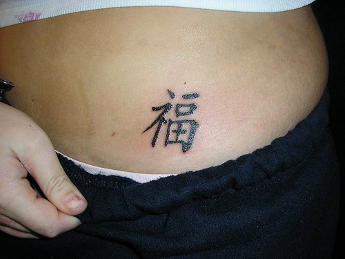 Tatuaje en la cadera, jeroglífico negro, notable