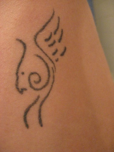 Tatuaje en la cadera, contornos que forman una ave