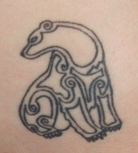 Orso non colorato tatuato in stile meccanico