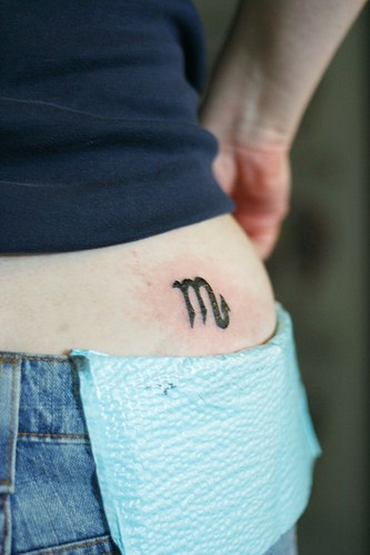 Tatuaje en la cadera, signo de zodíaco pequeño
