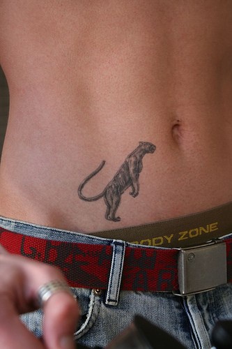 Tattoo von gerade stehendem Panther in Schwarz an der Hüfte