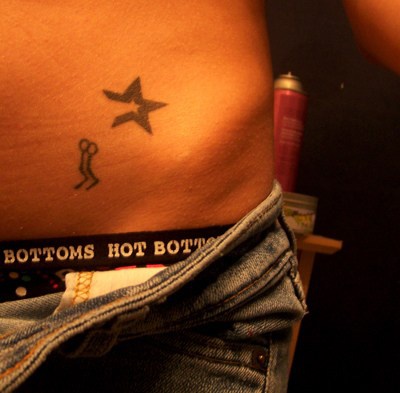 Tatuaje en la cadera, estrella y dos hilos en forma de personas