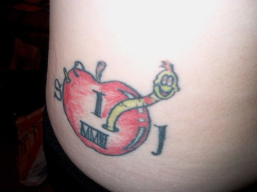 Scherzoso tatuaggio colorato: la mela con il verme allegro