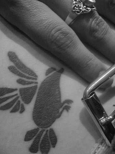 Tatuaje en la cadera, ave negro inexistente