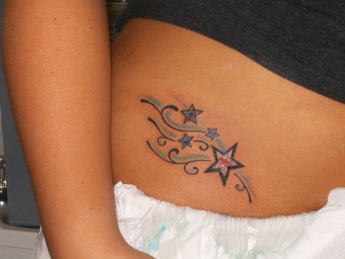 Tatuaje en la cadera, estrellas en un viento