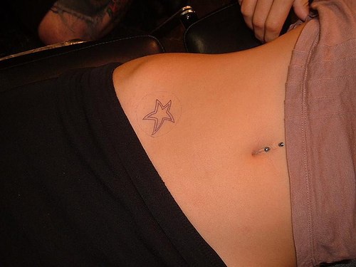 Tatuaje en la cadera, estrella alargada, descolorido