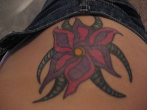 Ameno tatuaggio il fiore variopinto