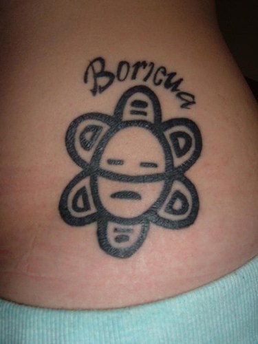 Une fleur-smile triste tatouage sur la hanche en style noir