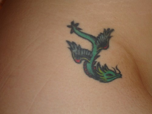 Tattoo von kleinem fliegendem Drache  an der Hüfte
