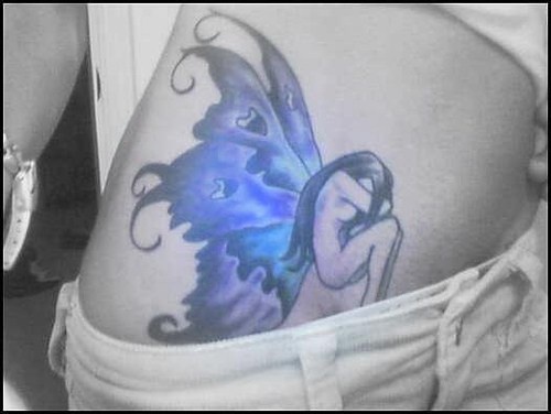 Tatuaje en la cadera, chica con alas de color azul brillante