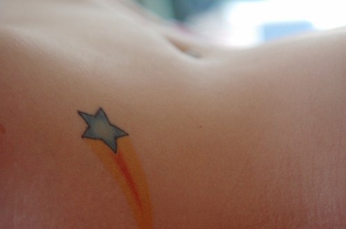 Tatuaje en la cadera, estrella que cae, diseño pequeño