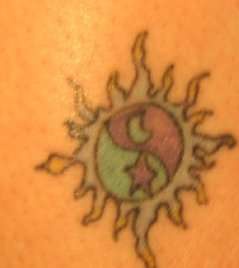tatuaje de símbolos de la luna y el sol