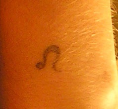 tatuaje pequeño casero de un símbolo