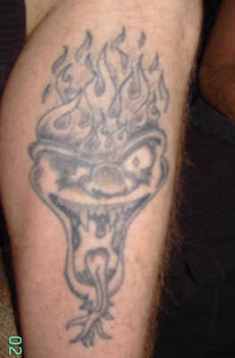 tatuaje flojo de demonio enfadado en llamas