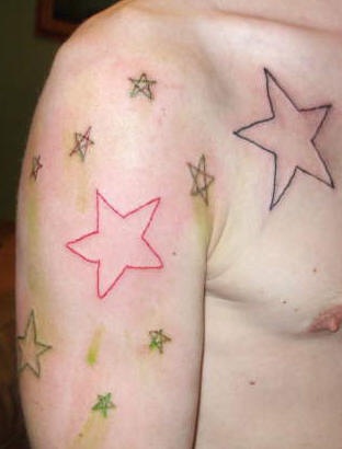 tatuaje casero flojo de estrellas