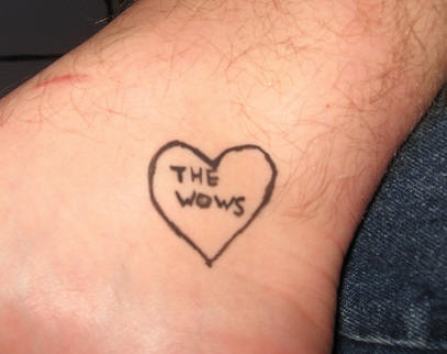 Le tatouage fait à la maison de cœur sur la cheville