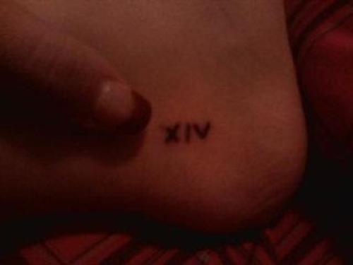 tatuaje casero en el pie de números romanos