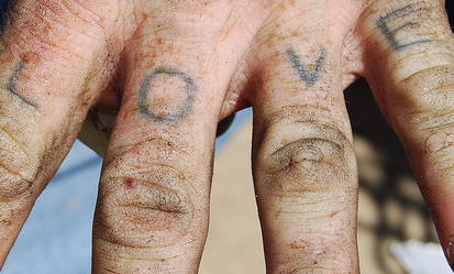 Le tatouage amateur d&quotinscription love sur les phalanges