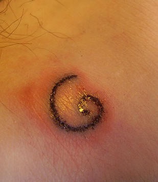tatuaje casero de espiral