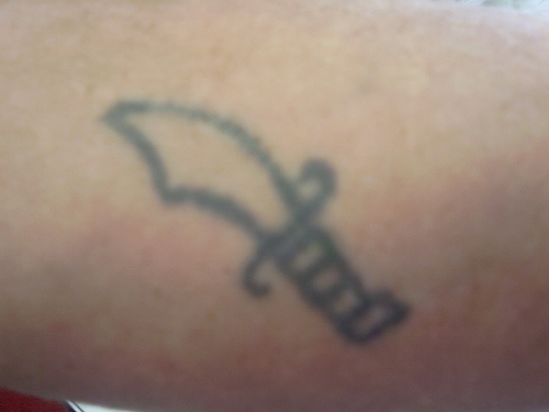 Le tatouage fait à la maison de poignard