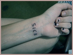Sick inscription le tatouage sur le poignet