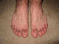 tatuaje casero en los dedos de los pies