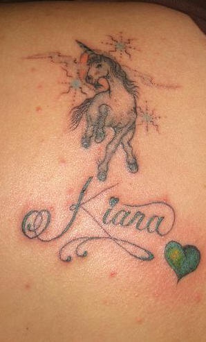 Le tatouage de licorne Kiara dans le ciel