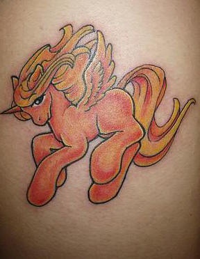 Le tatouage de mon petit poney à l&quotencre rose