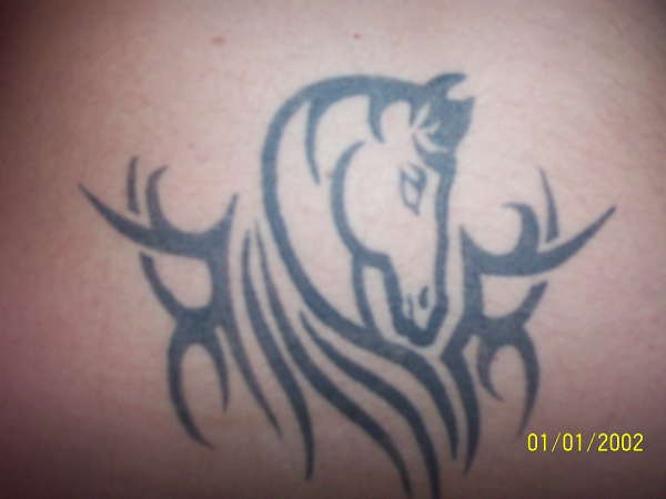 tatuaje de caballo en estilo tribal