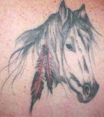 tatuaje de caballo blanco con plumas