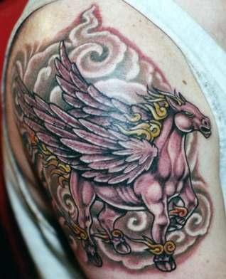 Majestätischer Pegasus in den Wolken Tattoo