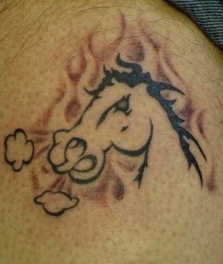 tatuaje de mustango cabreado en llamas