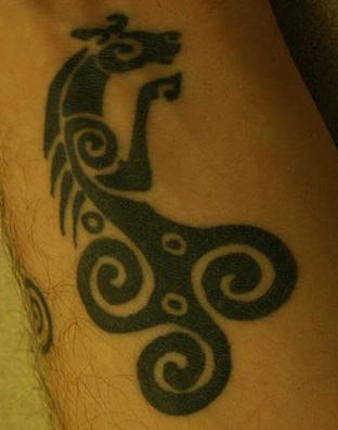tatuaje de tracería de caballo en estilo céltico