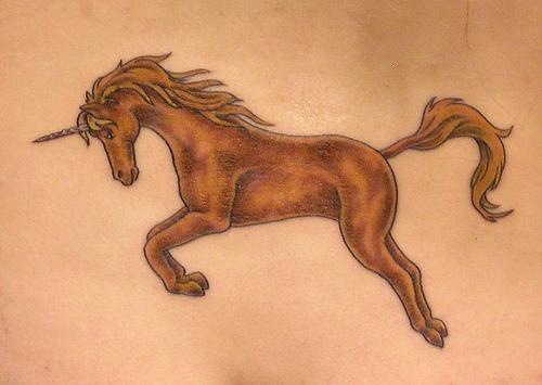 tatuaje de bueno unicornio marron