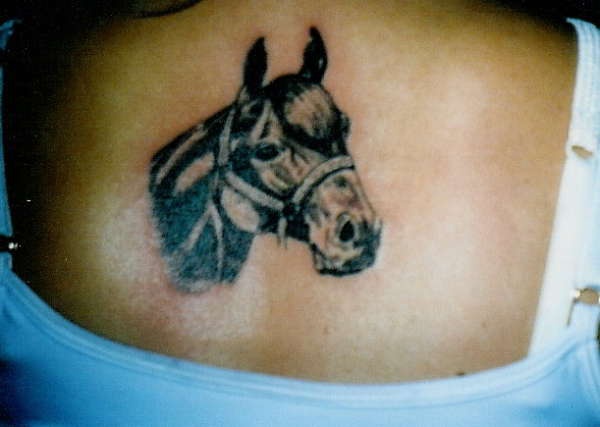 tatuaje de cabeza de caballo de equitación