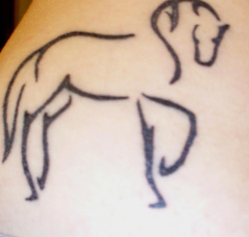 tatuaje minimalista de la silueta de caballo