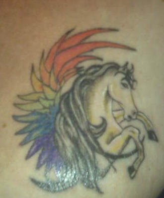 tatuaje colorido de caballo con alas
