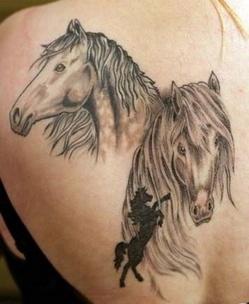 tatuaje grande de cabezaas de caballo