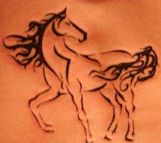 tatuaje de la silueta negra de caballo en el viento