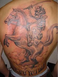 tatuaje en toda la espalda de caballero de la muerte