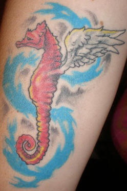 tatuaje en color de caballito de mar con alas