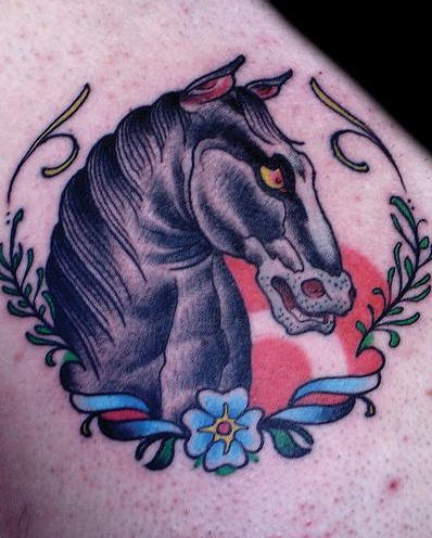 tatuaje colorido de extraño caballo negro