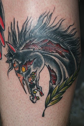 Schwarzer Zombie-Pferdekopf Tattoo