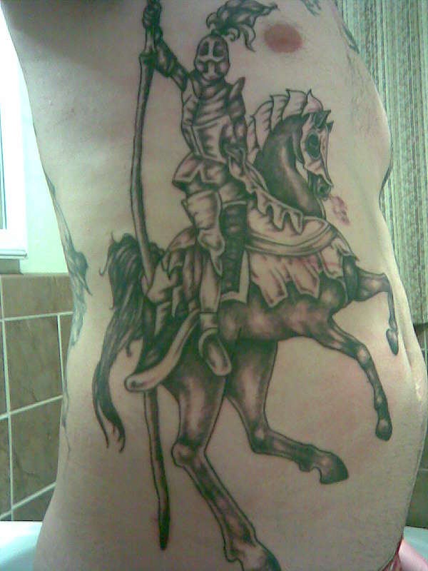 tatuaje grande de caballero sobre el caballo